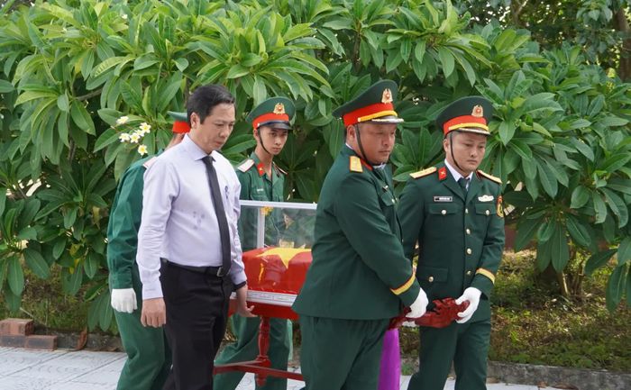 Đồng chí Hoàng Nam, Phó Chủ tịch Thường trực UBND tỉnh đưa hài cốt liệt sĩ về nơi an táng - Ảnh: M.T