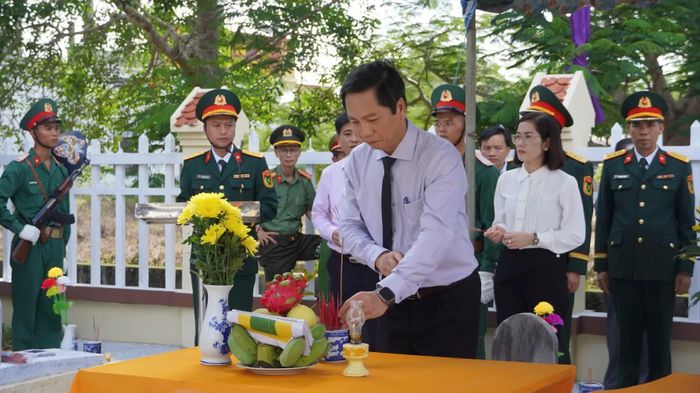 Đồng chí Hoàng Nam, Phó Chủ tịch Thường trực UBND tỉnh dâng hương các anh hùng liệt sĩ - Ảnh: M.T