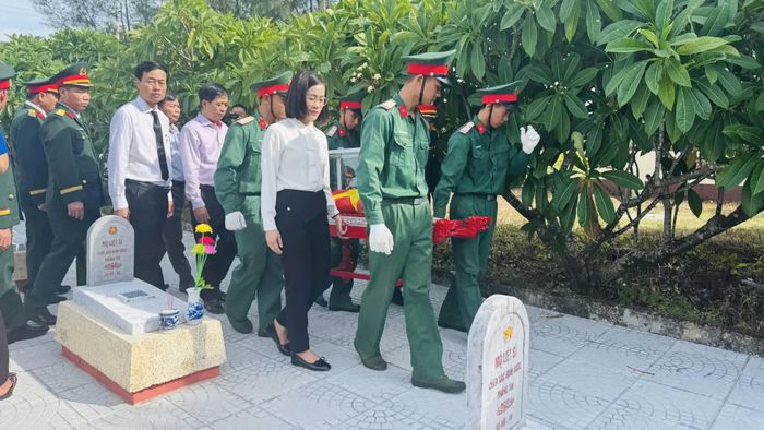 Đại diện lãnh đạo Sở Nội vụ và xã Hiếu Giang đưa hài cốt liệt sĩ về nơi an táng - Ảnh: M.T