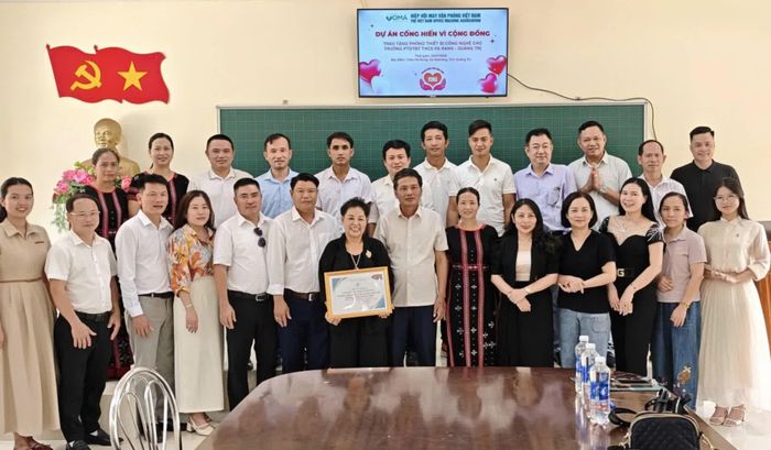 Đại diện lãnh đạo Trường phổ thông Dân tộc bán trú THCS Pa Nang trao chứng nhận cho Hiệp hội Máy văn phòng Việt Nam vì đã tài trợ thiết bị công nghệ cho trường - Ảnh: K.S