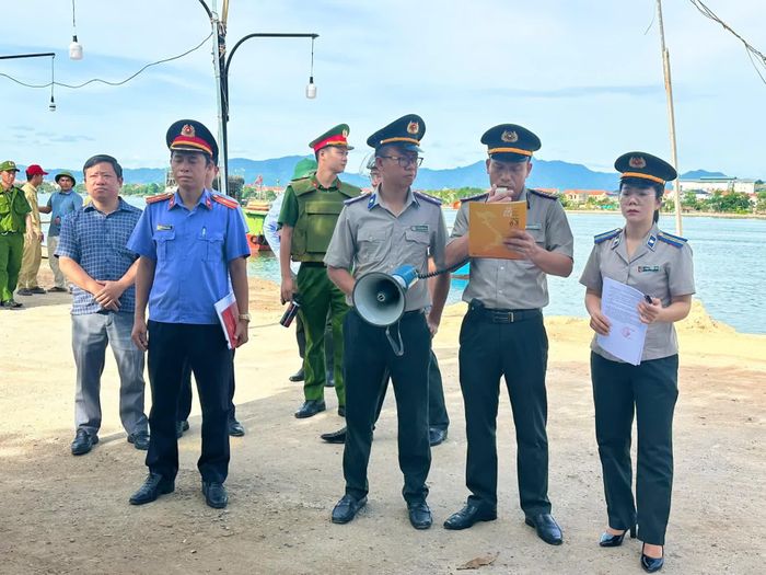 Cơ quan Thi hành án dân sự thông báo quyết định cưỡng chế - Ảnh: Thùy Trang