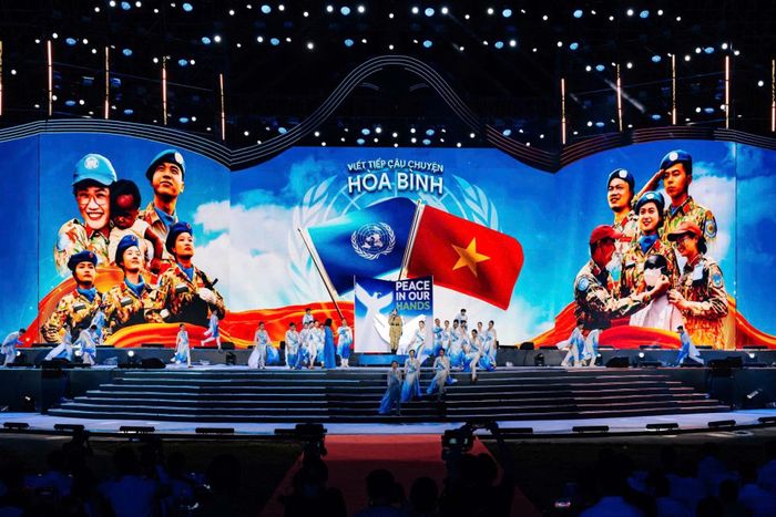 Chương trình nghệ thuật tại lễ khai mạc “Lễ hội vì hòa bình” năm 2026 - Ảnh: N.L