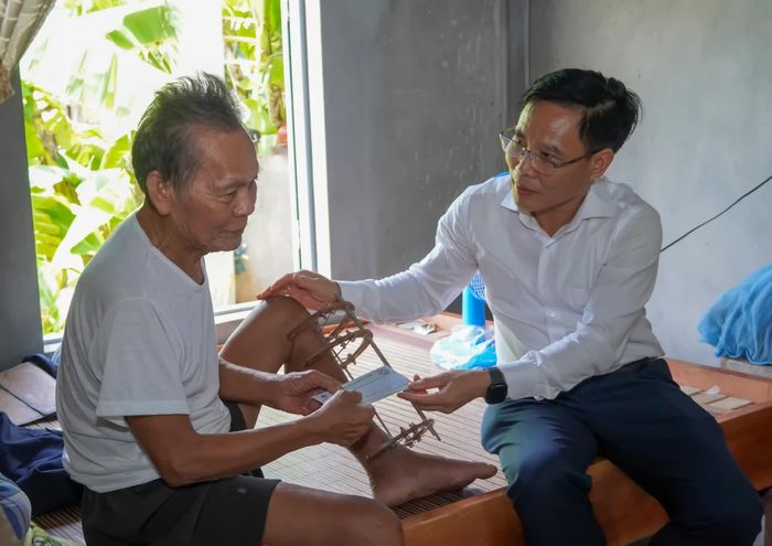 Đại diện lãnh đạo Ban Quản lý Vườn Quốc gia Phong Nha-Kẻ Bàng thăm hỏi, động viên gia đình thân nhân liệt sĩ ở thôn Cù Lạc 2, xã Phong Nha - Ảnh: N.H