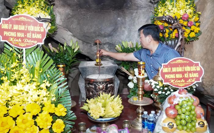 Lãnh đạo Ban Quản lý Vườn Quốc gia Phong Nha-Kẻ Bàng thắp hương tri ân các anh hùng liệt sĩ - Ảnh: N.H