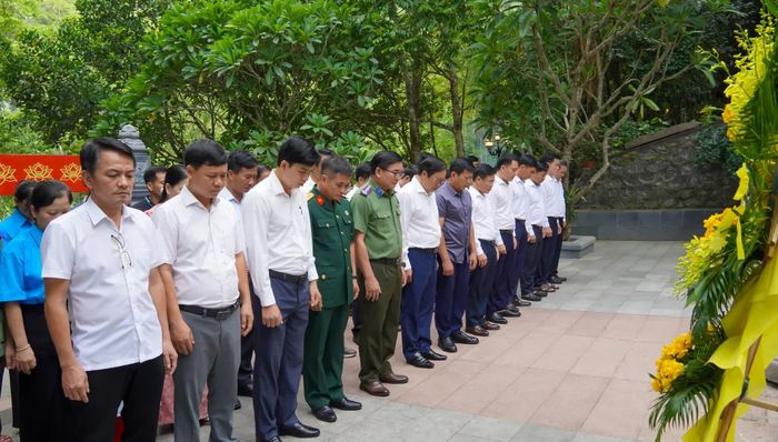 Mặc niệm tưởng nhớ các anh hùng liệt sĩ - Ảnh: N.H