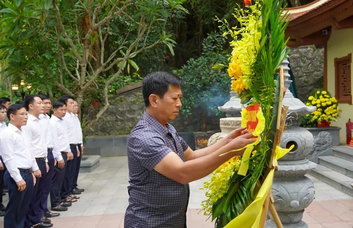 Đại diện lãnh đạo Ban Quản lý Vườn Quốc gia Phong Nha-Kẻ Bàng dâng hoa tri ân, tưởng niệm anh hùng liệt sĩ - Ảnh: N.H