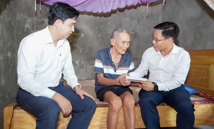 Đại diện lãnh đạo Ban Quản lý Vườn Quốc gia Phong Nha-Kẻ Bàng thăm, tặng quà thương binh Đinh Minh Khiển, ở thôn Ngọn Rào, xã Phong Nha - Ảnh: N.H