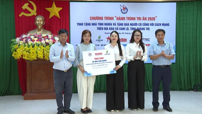 Hội Nhà báo Việt Nam trao tặng 2 nhà tình nghĩa cho gia đình chính sách - Ảnh: Việt Anh