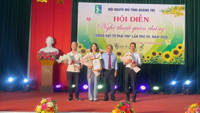 Ban Tổ chức trao giải nhất cho Hội Người mù phường Đông Hà - Ảnh: LT