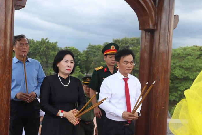 Đồng chí Nguyễn Chiến Thắng, Phó Bí thư Tỉnh ủy, Chủ tịch Ủy ban MTTQ Việt Nam tỉnh và đồng chí Phạm Thị Minh Huệ, Chủ nhiệm Ủy ban Kiểm tra Tỉnh ủy dâng hương tại Di tích quốc gia đặc biệt Thành Cổ Quảng Trị - Ảnh: T.P