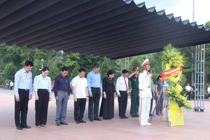 Các đại biểu dành phút mặc niệm tưởng nhớ, tri ân các anh hùng liệt sĩ - Ảnh: T.P
