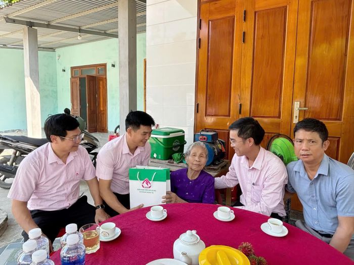 Đại diện lãnh đạo Chi nhánh Ngân hàng CSXH tỉnh Quảng Trị thăm, tặng quà Bà mẹ Việt Nam anh hùng Đỗ Thị Điểm, ở thôn Cổ Giang, xã Bố Trạch - Ảnh: M.L