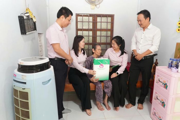 Lãnh đạo Chi nhánh Ngân hàng Chính sách xã hội tỉnh Quảng Trị thăm, tặng quà Bà mẹ Việt Nam anh hùng Trần Thị Liền, ở thôn Cát Sơn, xã Bến Hải - Ảnh: M.L