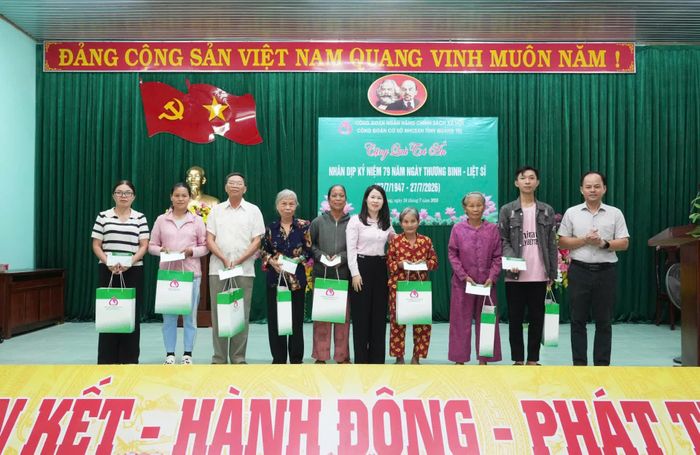 Đại diện lãnh đạo Chi nhánh Ngân hàng Chính sách xã hội Quảng Trị thăm, tặng quà các gia đình chính sách, người có công trên địa bàn xã Hải Lăng - Ảnh: M.L