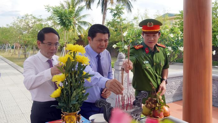 Đồng chí Trần Vũ Khiêm Phó Bí thư Thường trực Tỉnh ủy, Trưởng đoàn đại biểu Quốc hội tỉnh và đồng chí Phan Mạnh Hùng, Bí thư Đảng ủy phường Đồng Hới cùng lãnh đạo Công an tỉnh dâng hương tại Di tích lịch sử Nhà lao Đồng Hới - Ảnh: N.M