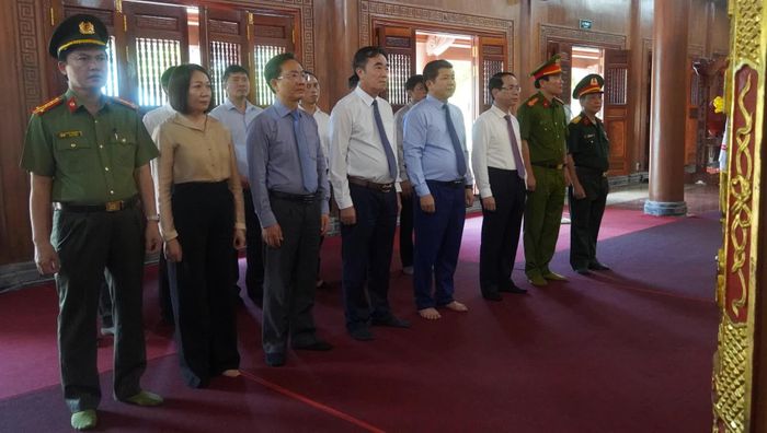 Các đại biểu tưởng nhớ Chủ tịch Hồ Chí Minh và các anh hùng liệt sĩ - Ảnh: N.M