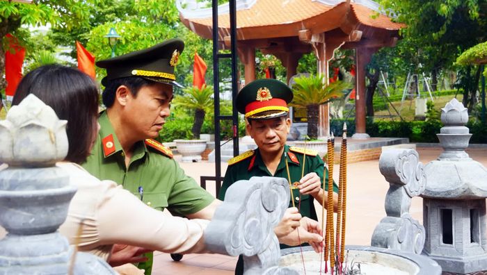 Các đại biểu dâng hương tưởng niệm Chủ tịch Hồ Chí Minh và anh hùng liệt sĩ - Ảnh: N.M
