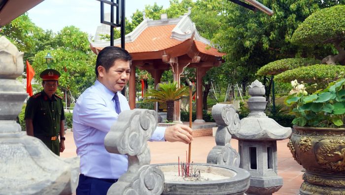 Đồng chí Trần Vũ Khiêm, Phó Bí thư Thường trực Tỉnh ủy, Trưởng đoàn đại biểu Quốc hội tỉnh dâng hương tri ân Bác Hồ và các anh hùng liệt sĩ - Ảnh: N.M