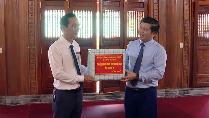 Đồng chí Trần Vũ Khiêm, Phó Bí thư Thường trực Tỉnh ủy, Trưởng đoàn đại biểu Quốc hội tỉnh tặng quà động viên cán bộ, nhân viên Ban Quản lý Dịch vụ công ích Đồng Hới - Ảnh: N.M