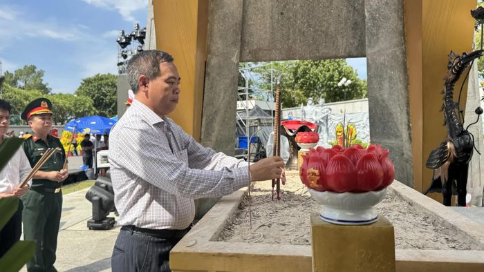 Đồng chí Nguyễn Đăng Quang, Phó Bí thư Tỉnh ủy, Chủ tịch HĐND tỉnh dâng hương các anh hùng liệt sĩ - Ảnh: M.T
