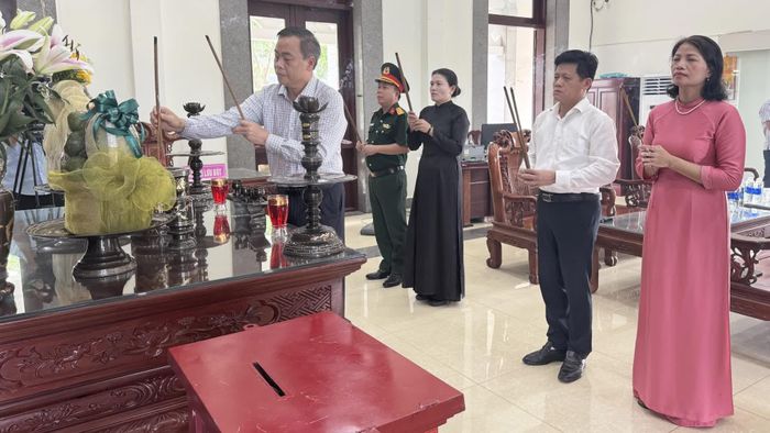 Các đại biểu dâng hương tại Nhà tưởng niệm Bác Hồ - Ảnh: M.T