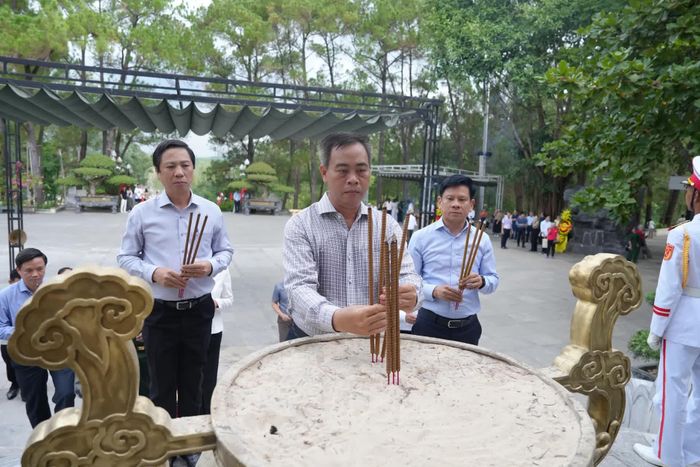 Các đồng chí lãnh đạo tỉnh thành kính dâng hương tưởng nhớ các anh hùng liệt sĩ - Ảnh: Mỹ Nhị