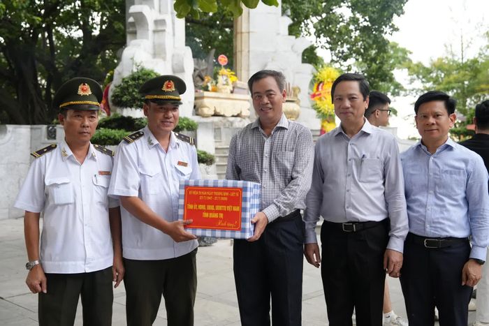 Đồng chí Nguyễn Đăng Quang, Phó Bí thư Tỉnh ủy, Chủ tịch HĐND tỉnh trao quà cho Ban Quản lý Nghĩa trang liệt sĩ quốc gia Trường Sơn - Ảnh: Mỹ Nhị