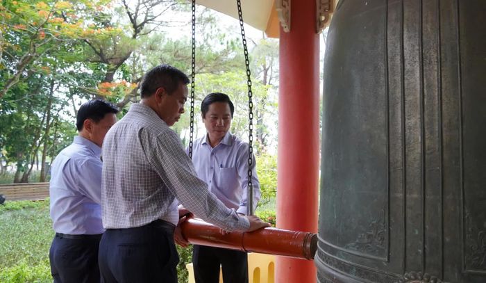 Các đồng chí lãnh đạo tỉnh thỉnh chuông tại Nghĩa trang liệt sĩ quốc gia Trường Sơn - Ảnh: Mỹ Nhị