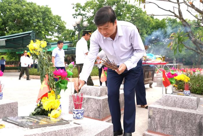Đồng chí Lê Hồng Vinh, Chủ tịch UBND tỉnh dâng hương tri ân các anh hùng liệt sĩ - Ảnh: T.Đ
