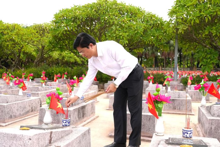 Đồng chí Trương An Ninh, Trưởng ban Tuyên giáo và Dân vận Tỉnh ủy dâng hương tri ân các anh hùng liệt sĩ - Ảnh: T.Đ