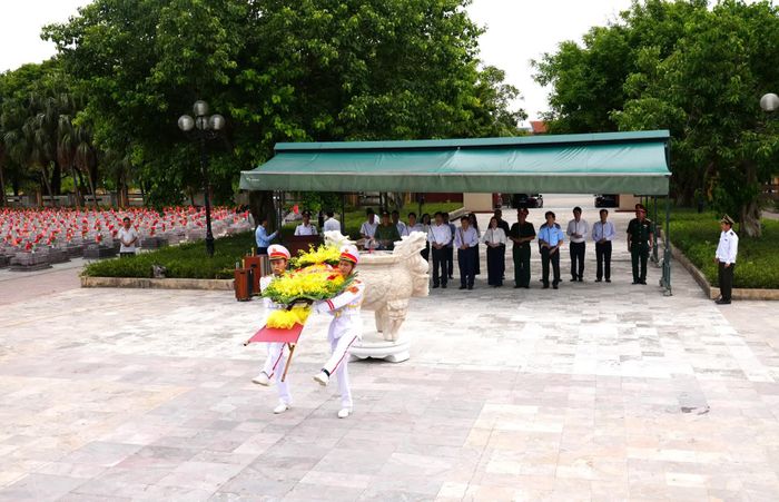 Các đại biểu dâng hoa tri ân các anh hùng liệt sĩ tại Nghĩa trang liệt sĩ Ba Dốc - Ảnh: T.Đ