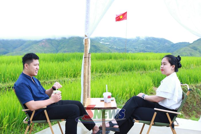 Du khách tham quan, trải nghiệm tại những ruộng bậc thang xanh mướt.
