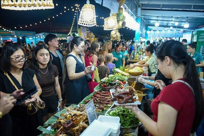 Du khách thưởng thức đặc sản ẩm thực miền Trung tại Lễ hội.