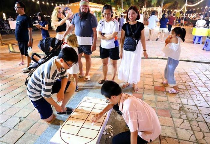 Du khách tham gia các trò chơi truyền thống dân tộc tại Lễ hội.