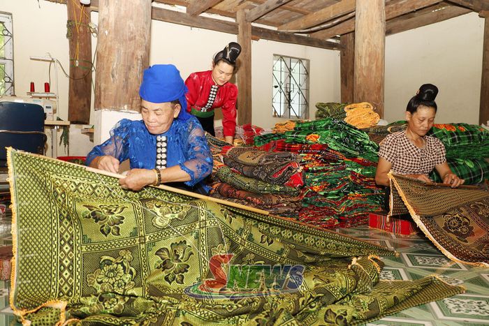 Phụ nữ bản Đông Hậu tất bật để hoàn thiện các công đoạn làm đệm.