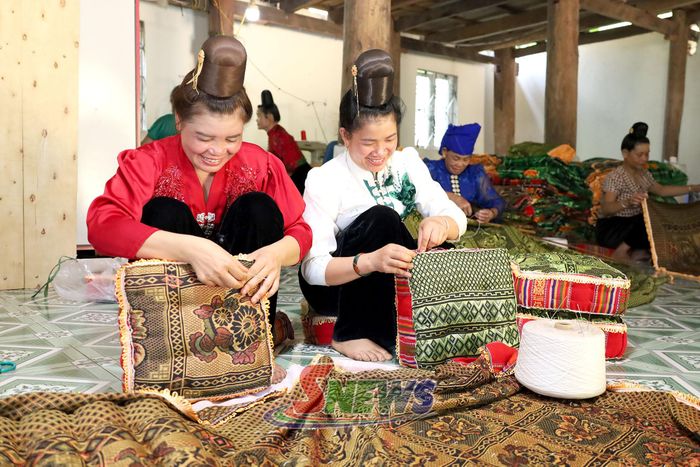 Phụ nữ bản Đông Hậu làm đệm ngồi.