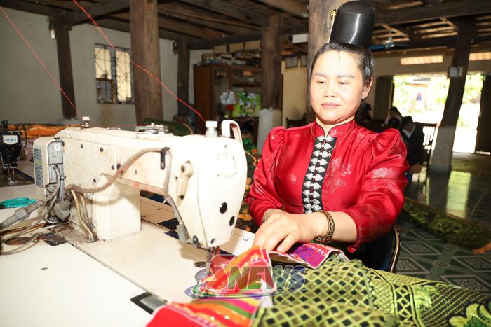 Công đoạn may bọc xung quanh đệm.