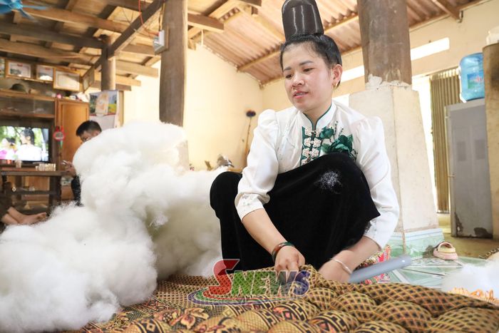 Công đoạn nhồi bông cho đệm.