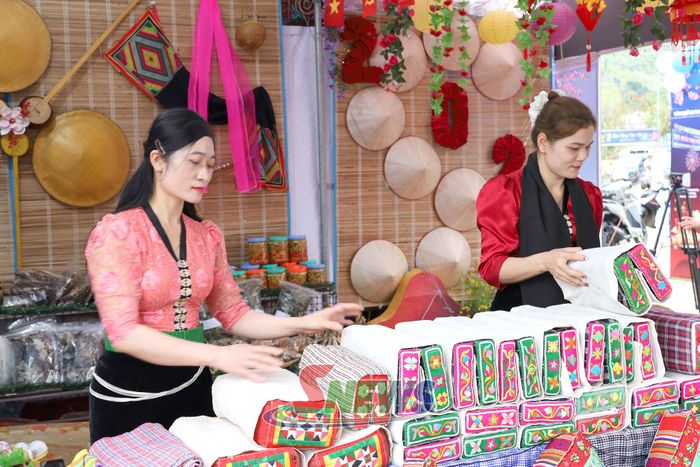 Các sản phẩm đệm truyền thống của đồng bào Thái được giới thiệu, quảng bá tại hội chợ.