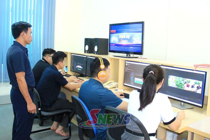 Bộ phận kỹ thuật xử lý hậu kỳ chương trình truyền hình.