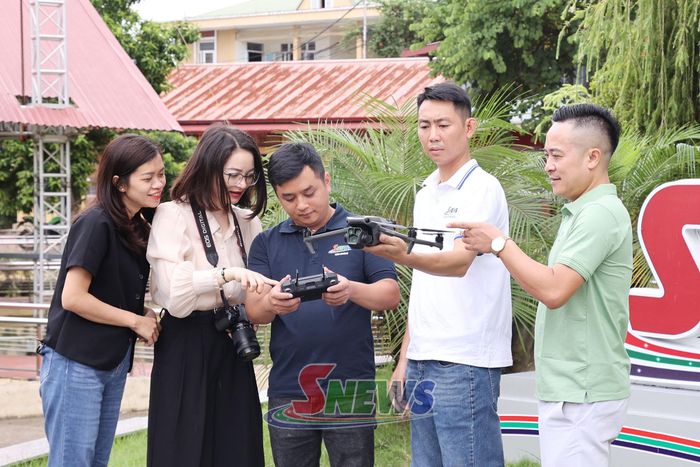 Phóng viên Phòng Chuyên đề, Báo và PT,TH Sơn La trao đổi nghiệp vụ.