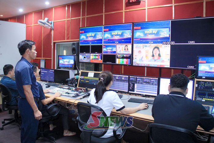 Bộ phận kỹ thuật xử lý hậu kỳ chương trình truyền hình.