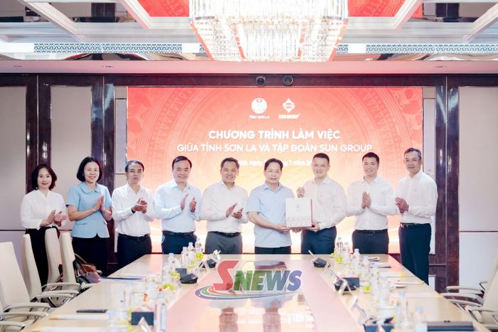 Lãnh đạo tỉnh Sơn La trao quà lưu niệm cho lãnh đạo Tập đoàn Sun Group.