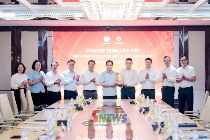Lãnh đạo tập đoàn Sun Group tặng quà lưu niệm cho lãnh đạo tỉnh Sơn La.
