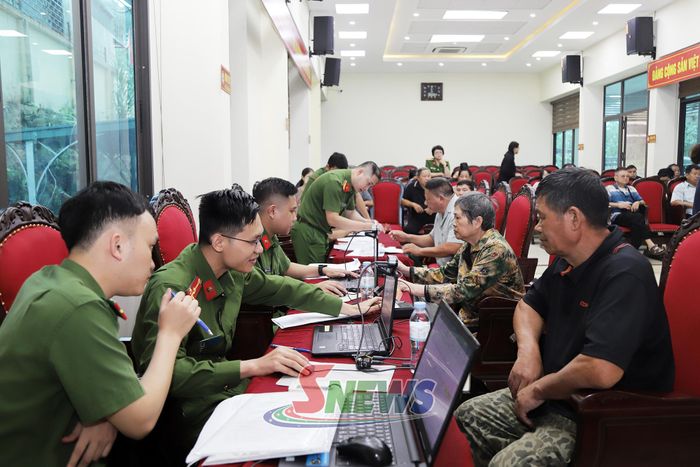 Lực lượng công an kiểm tra thông tin thân nhân liệt sĩ.