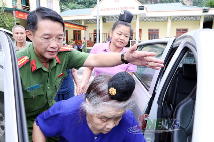 Công an phường Chiềng An đưa đón thân nhân liệt sĩ đến lấy mẫu sinh phẩm.
