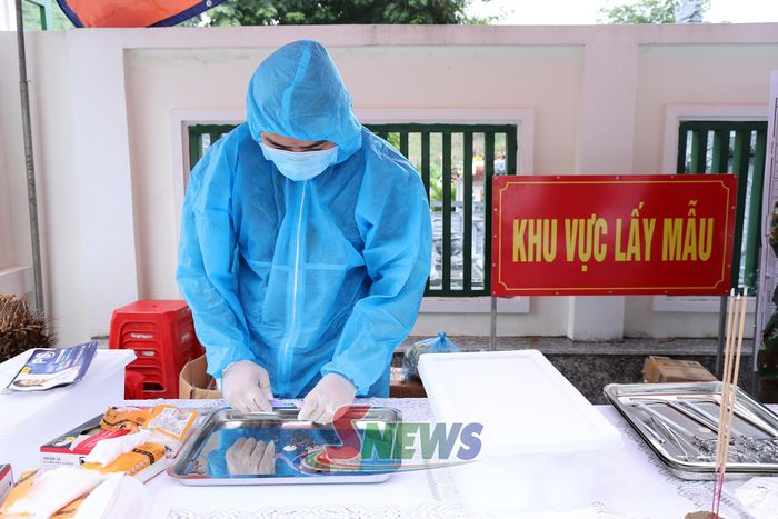 Lấy mẫu sinh phẩm xét nghiệm ADN xác định danh tính hài cốt liệt sĩ.