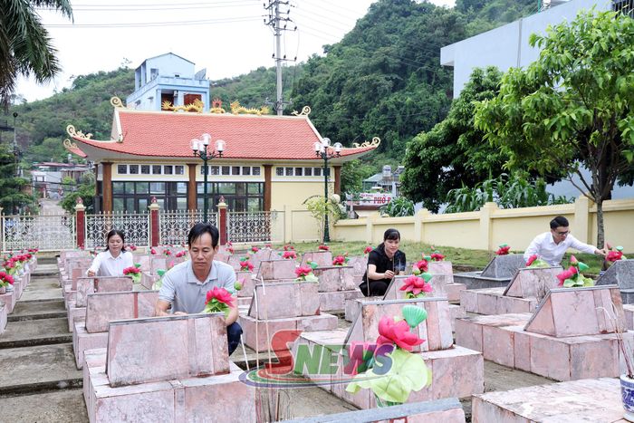 Thân nhân liệt sĩ thắp hương tại Nghĩa trang liệt sĩ phường Mộc Châu.