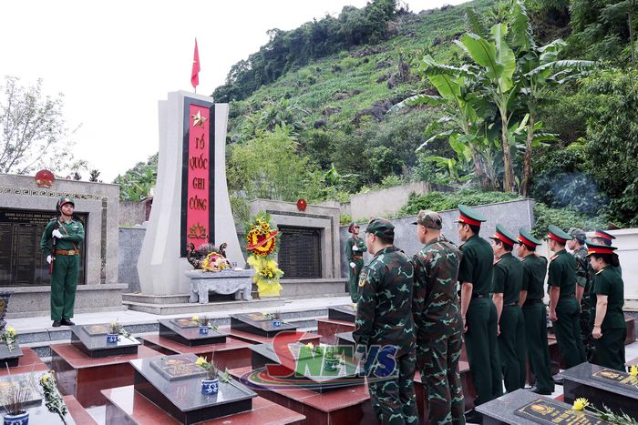 Cán bộ, chiến sĩ Bộ CHQS tỉnh dâng hương tưởng niệm các Anh hùng liệt sĩ tại Nghĩa trang liệt sĩ, tử sĩ Viện Quân y 6, Quân khu Tây Bắc.