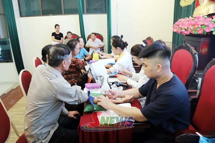 Tổ công tác thu nhận mẫu ADN cho thân nhân liệt sĩ.